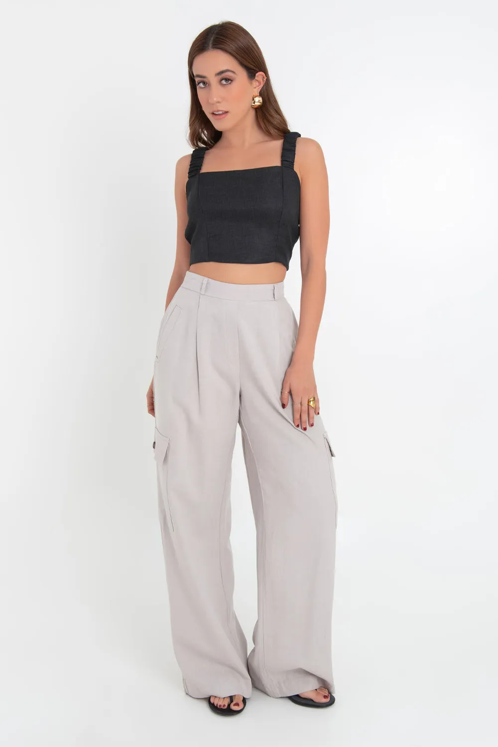 Crop top ajustado con tirantes plisados