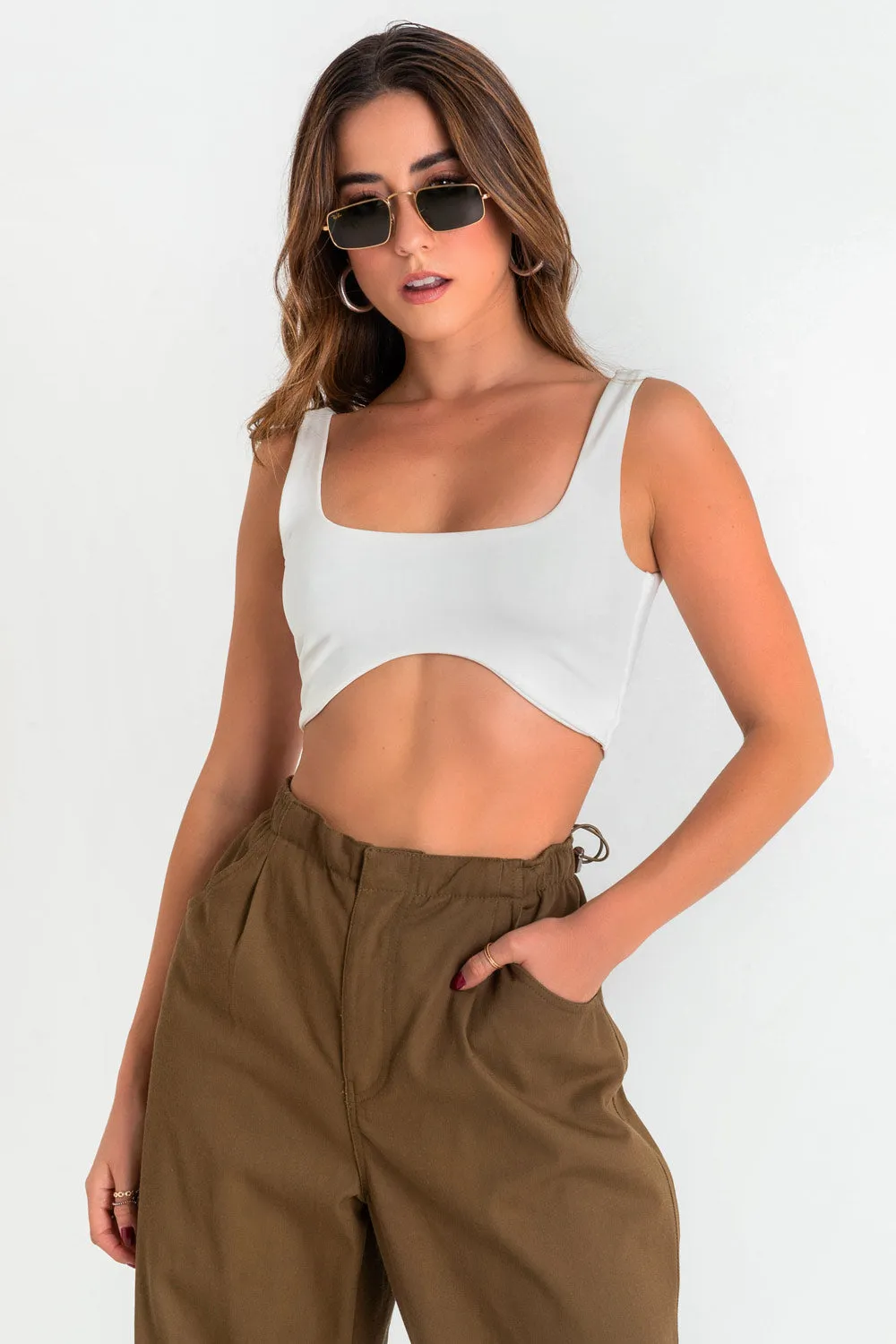 Crop top de tirantes bajo curveado