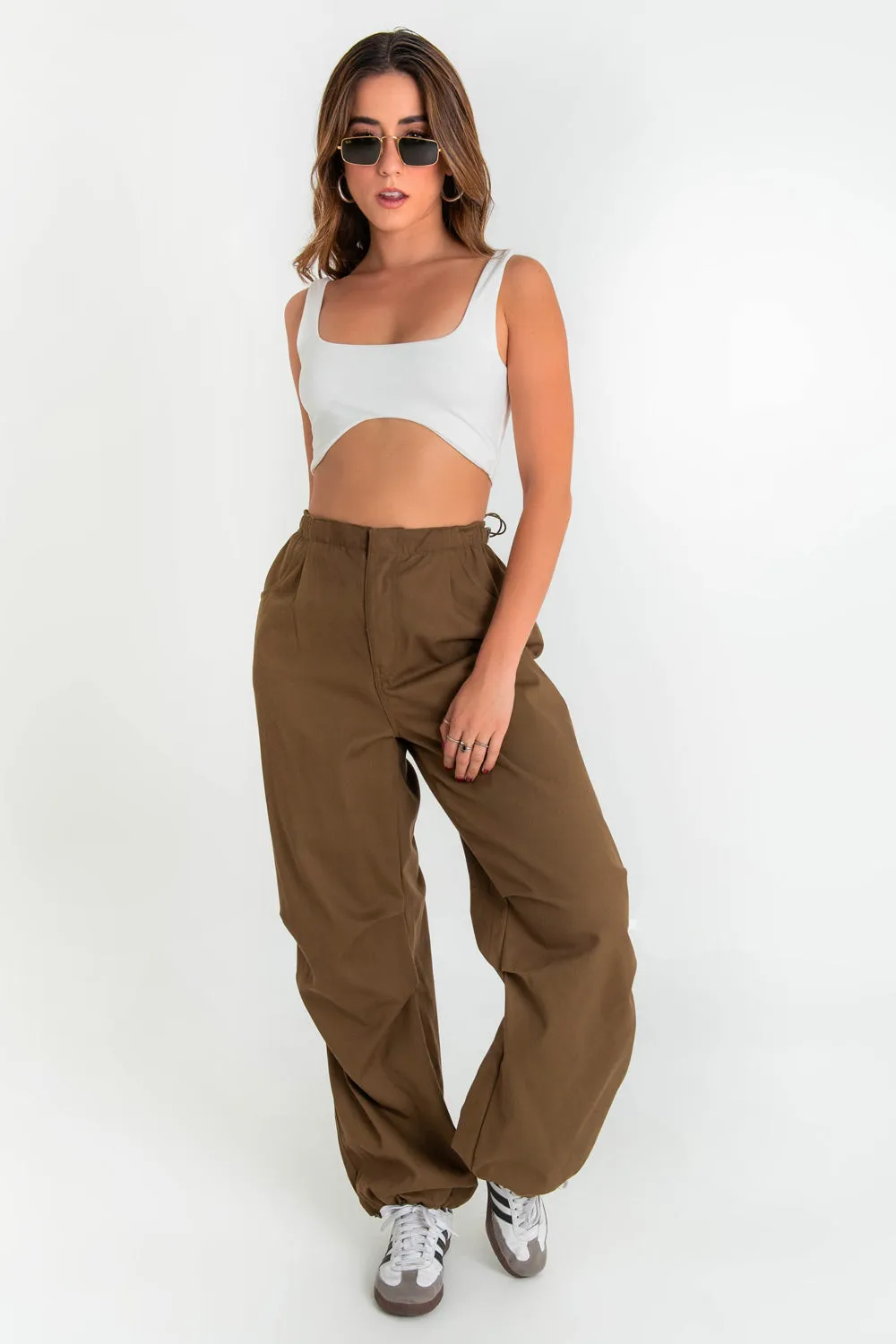 Crop top de tirantes bajo curveado