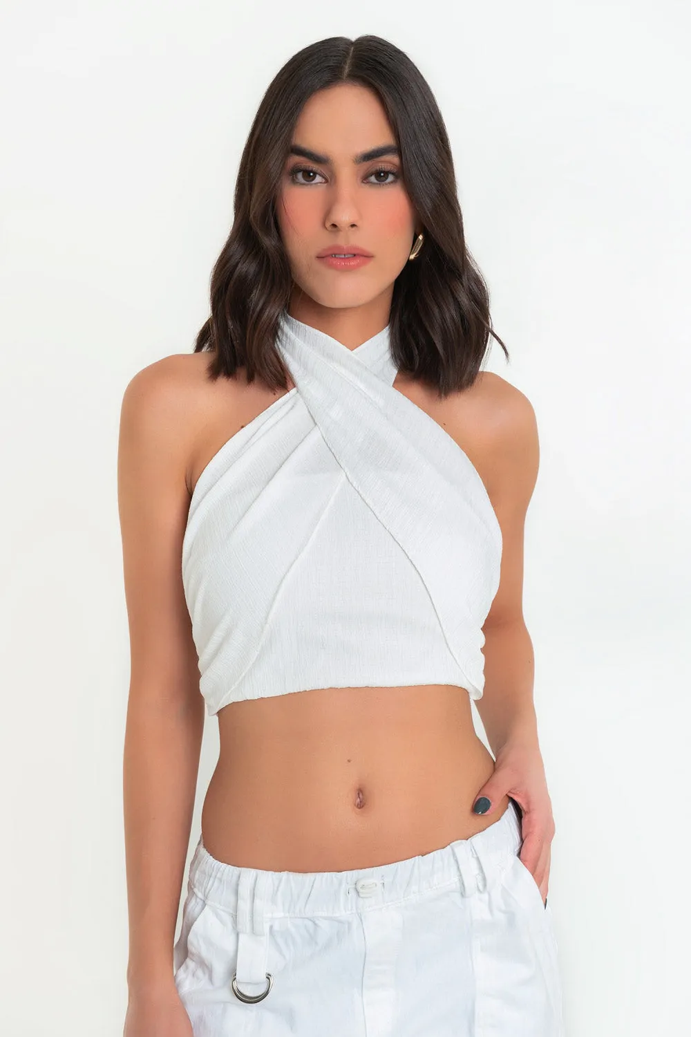 Crop top halter cruzado con lazo espalda