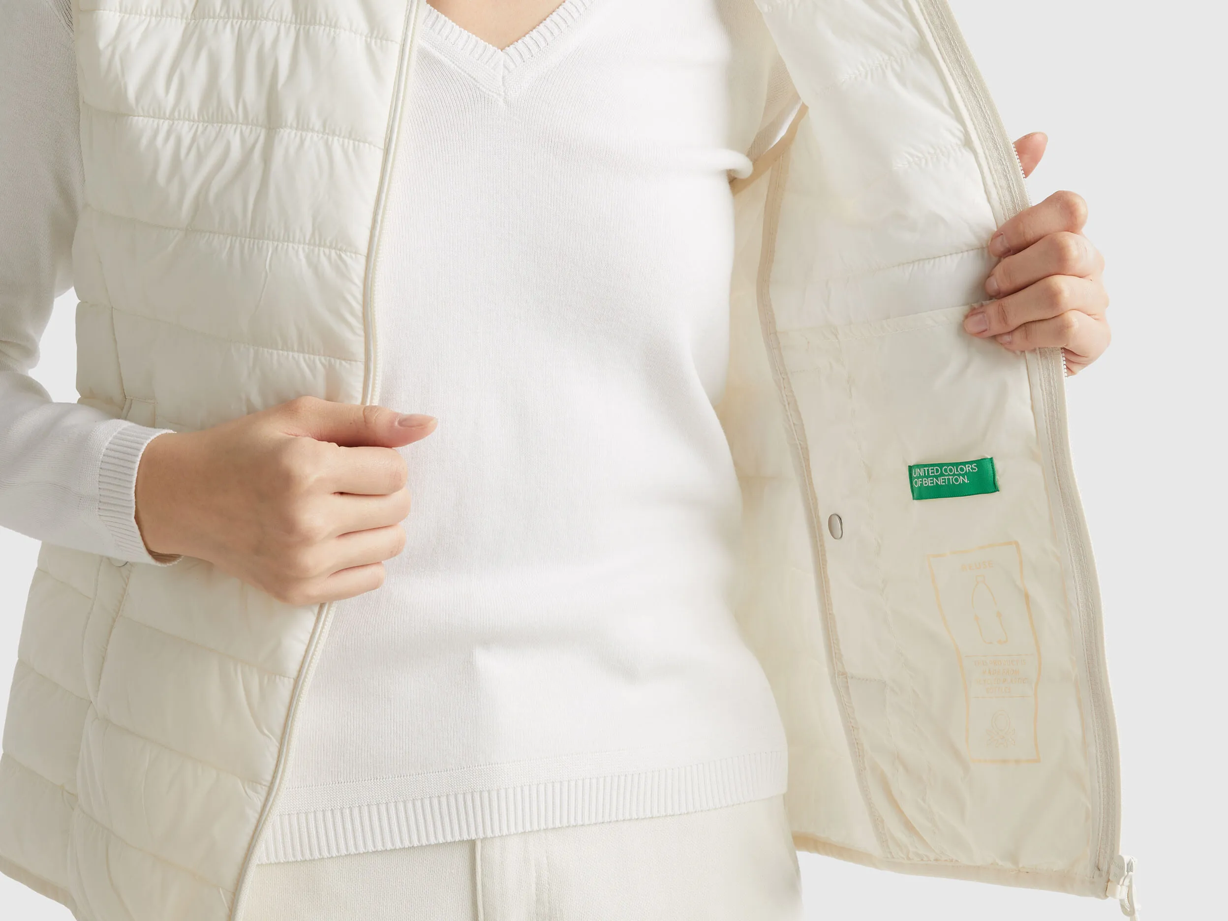 Sleeveless puffer jacket with recycled wadding - Creamy White | Benetton