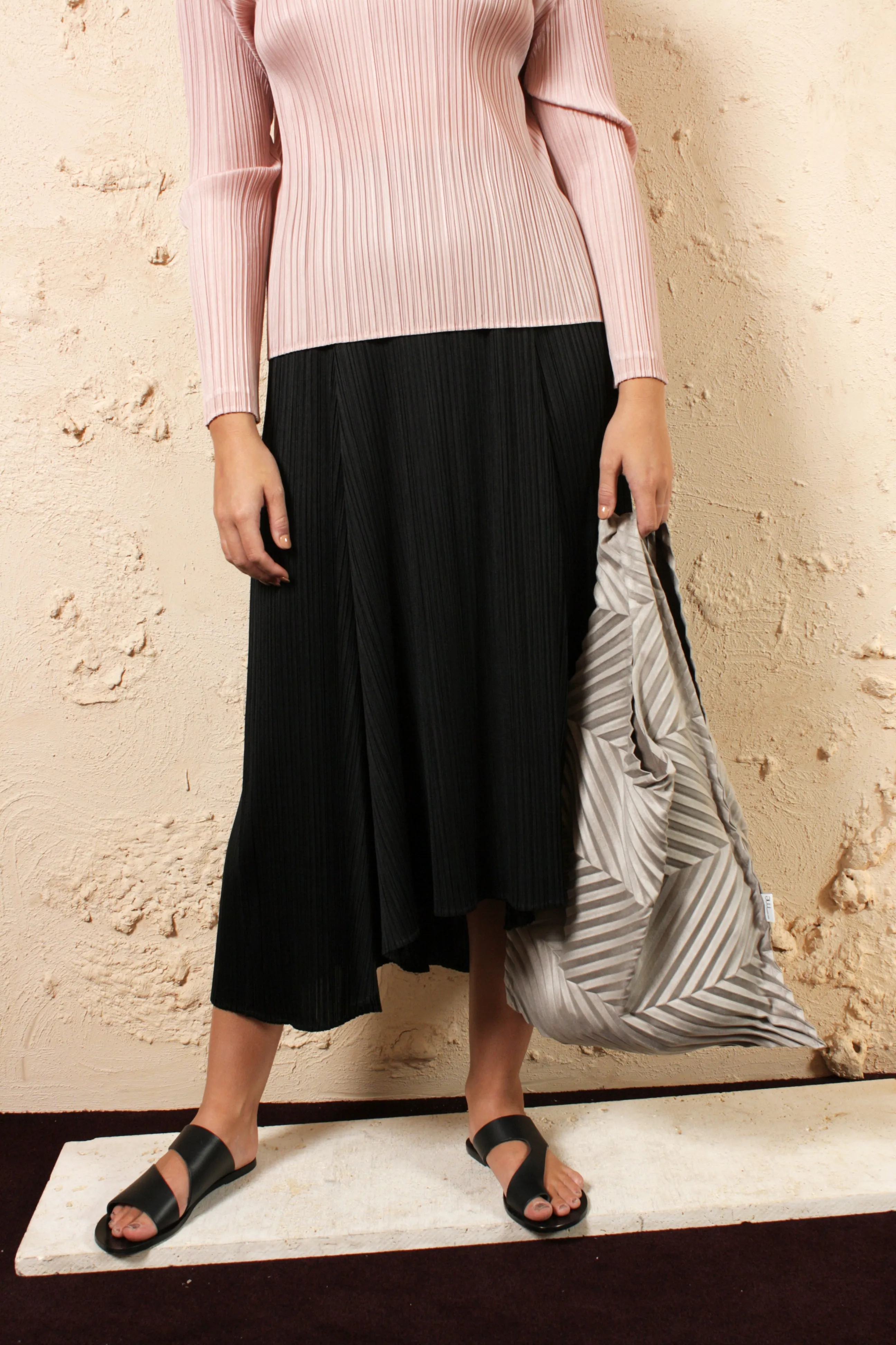 Sliced Pleated Skirt Black