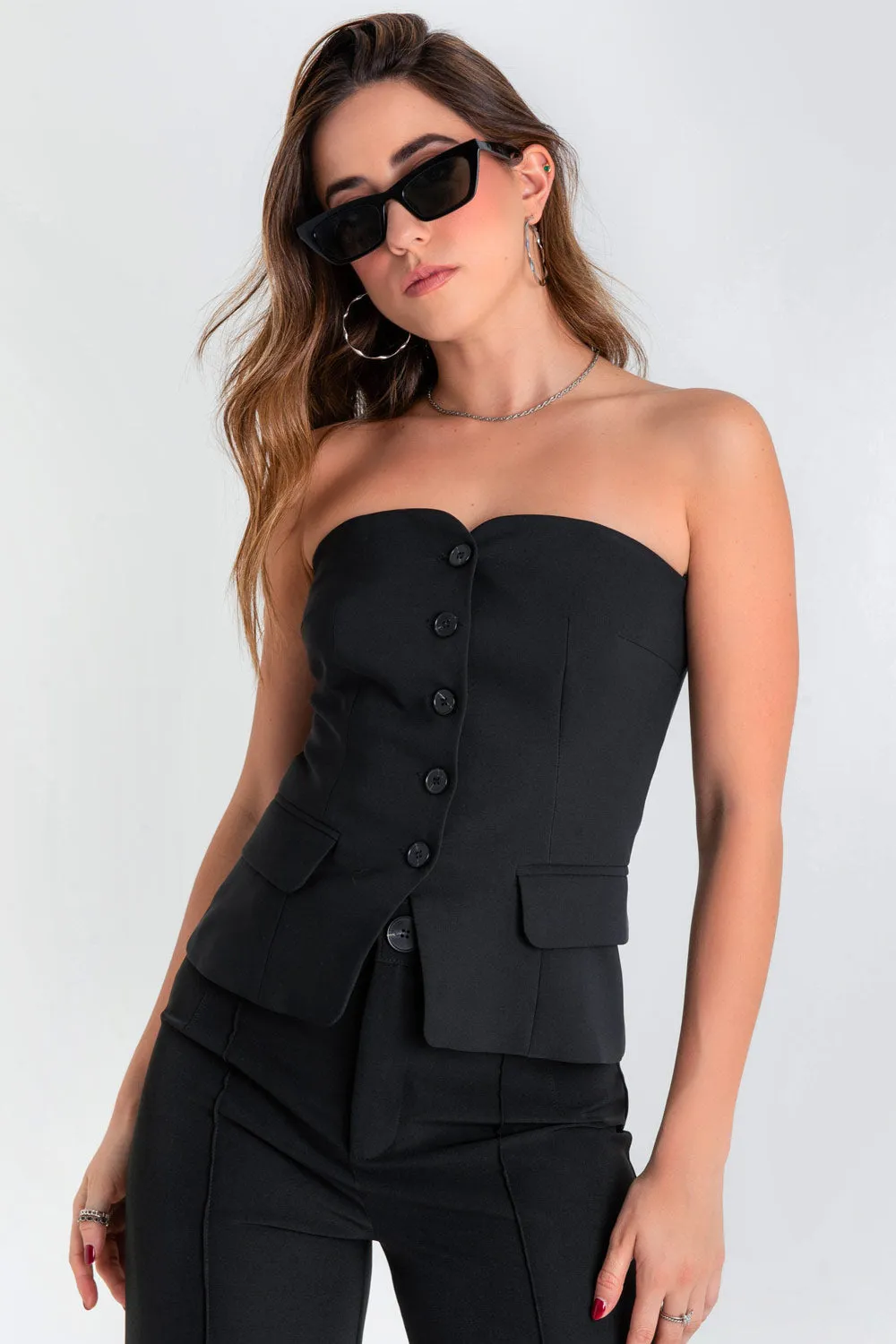 Top strapless ajustado con botones