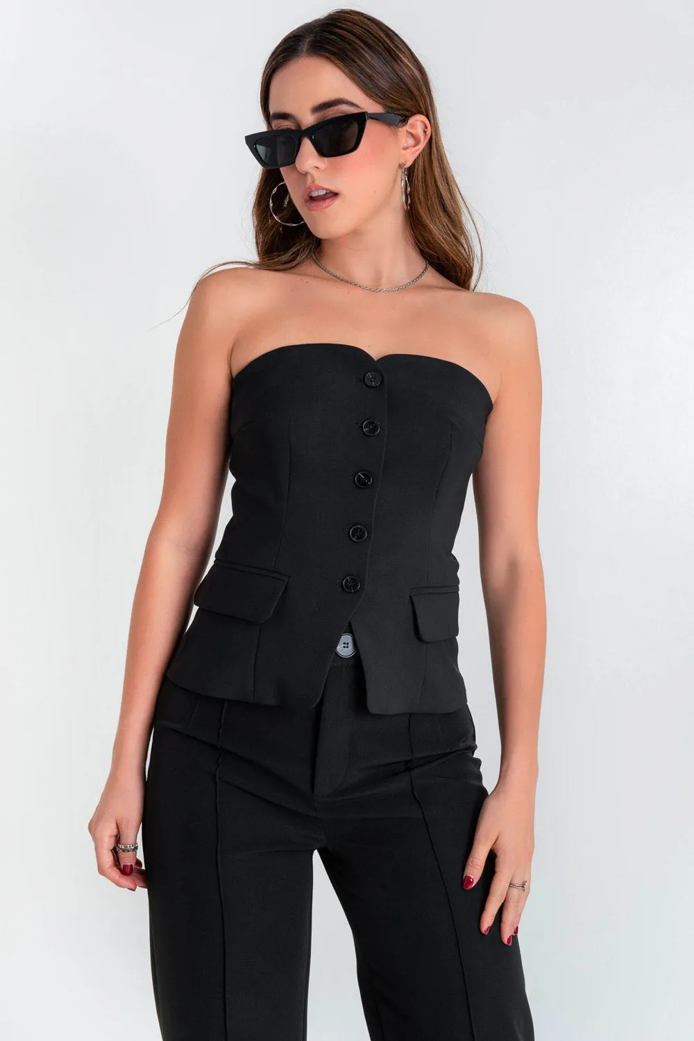 Top strapless ajustado con botones