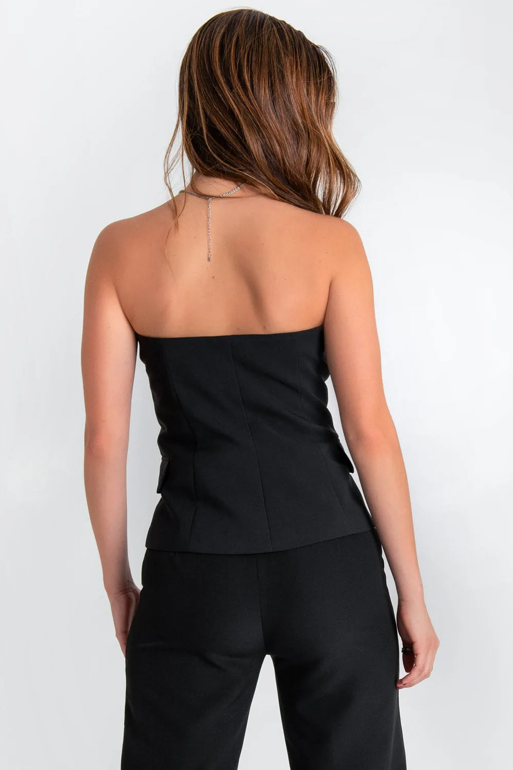 Top strapless ajustado con botones